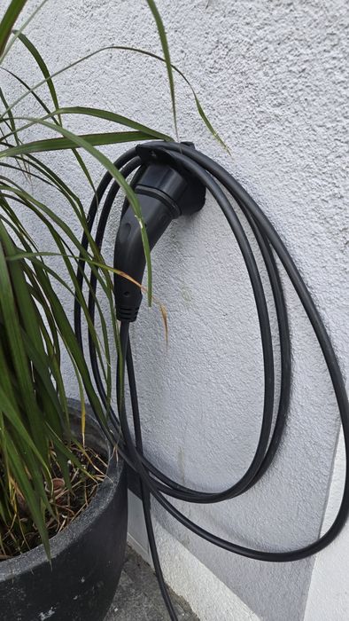 Монтажна стойка за стена за зарядно на електромобил / държач за кабел