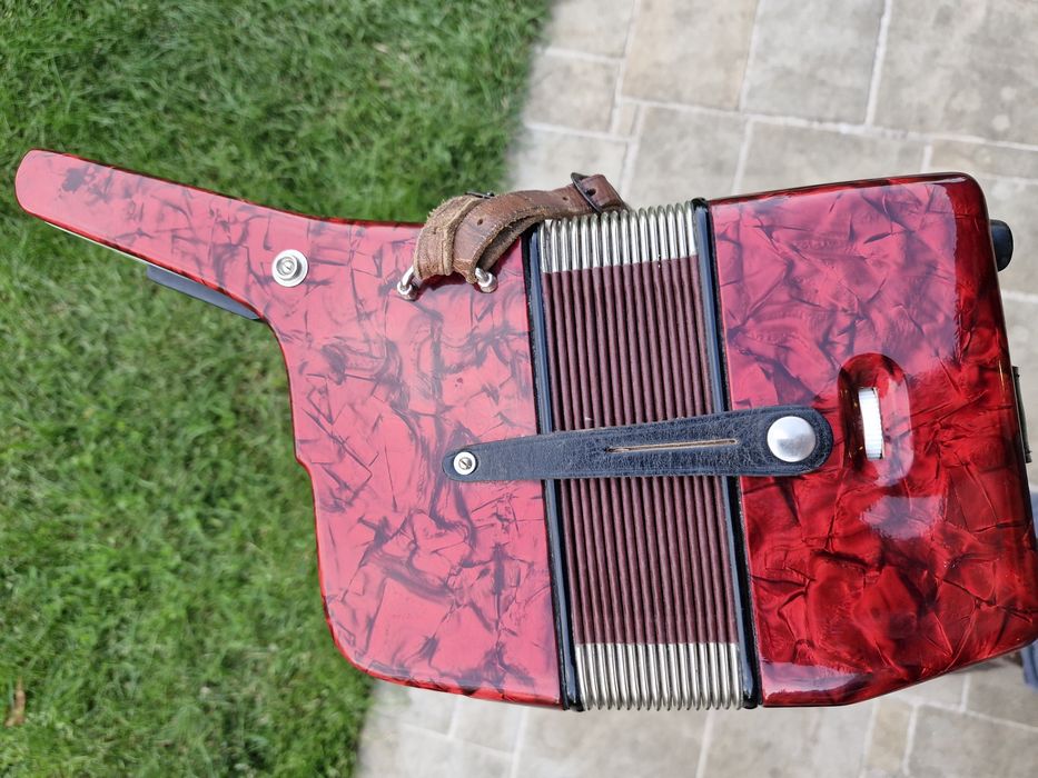 Acordeon  gernan în stare excelenta  cu 72 basi rosu