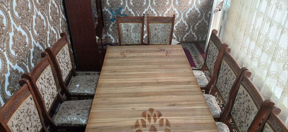 Мехмонхона учун стол ва стуллар