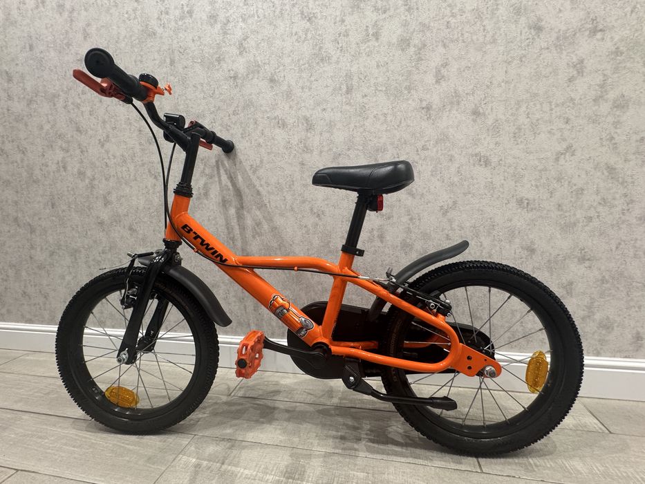 Bicicletă 16'' + roti ajutatoate + casca neagra  noua!