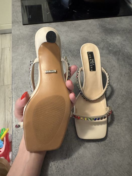 Сандали, включени токчета и кристали