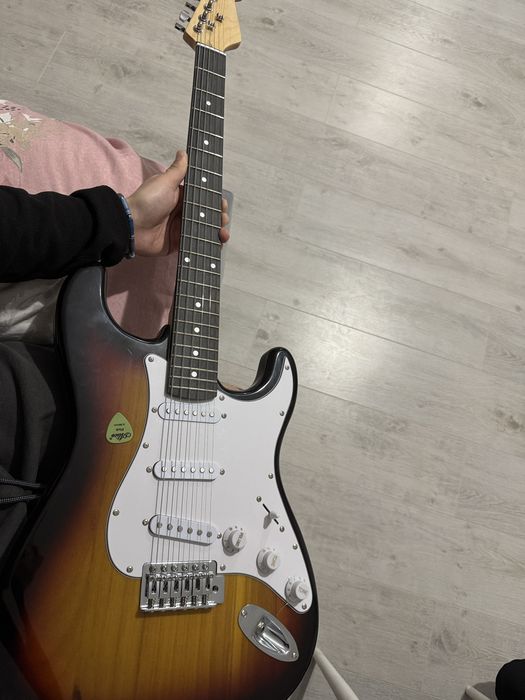 продаю электро гитару