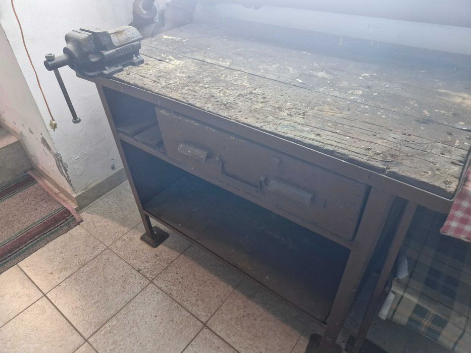 Banc de lucru cu menghina de vanzare