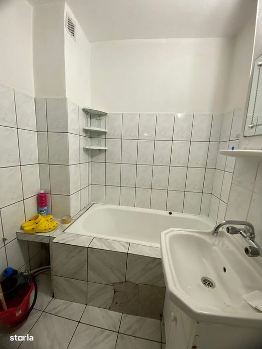 2 DECOMANDATE la etajul 2, centrala, bucatarie mare, boxa, Bicaz