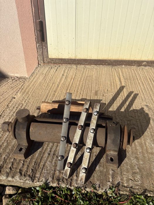 Vând 2 axe pentru abric, 300 mm, cu cutii incluse