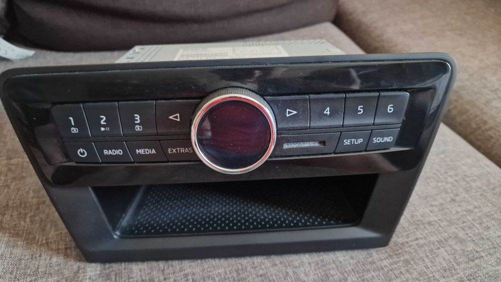 Vând Radio casetofon original_ Skoda Rapid