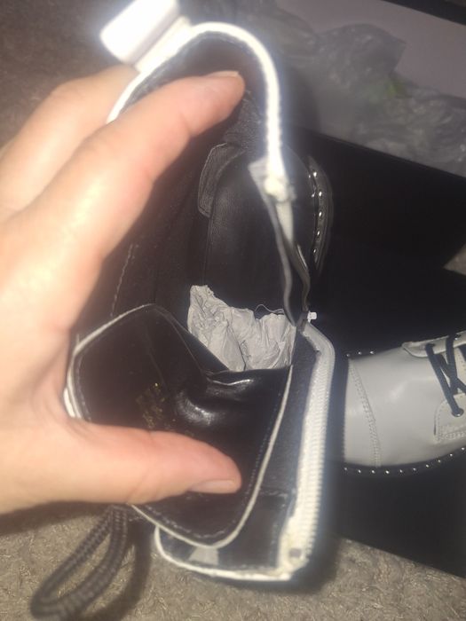 Ghete din piele, albe