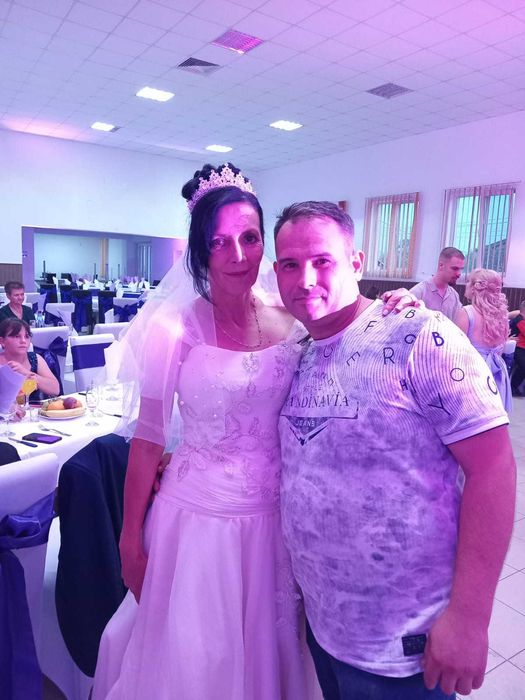 De vânzare huse scaune albe pentru evenimente, cu funde violet