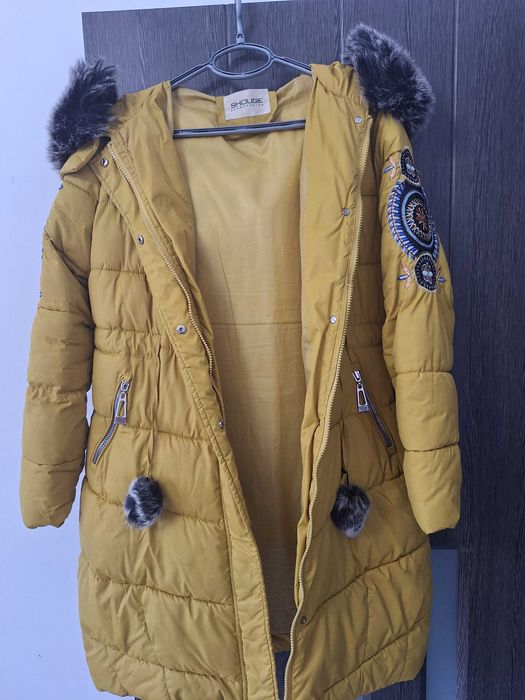 Geaca galben mustar  marimea L. Este folosita dar bine întreținuta.