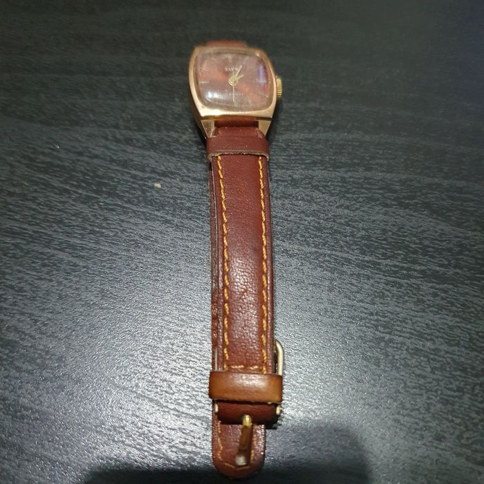 Часы женские золотые.