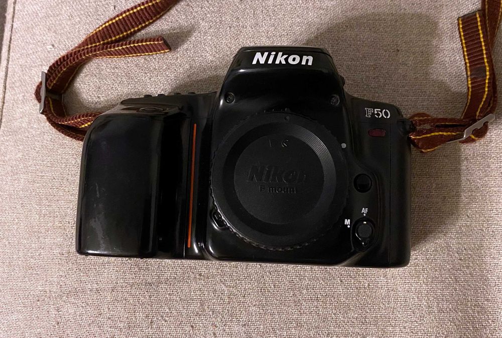 Aparat foto film SLR Nikon F50 film 35 mm - corp body colectie