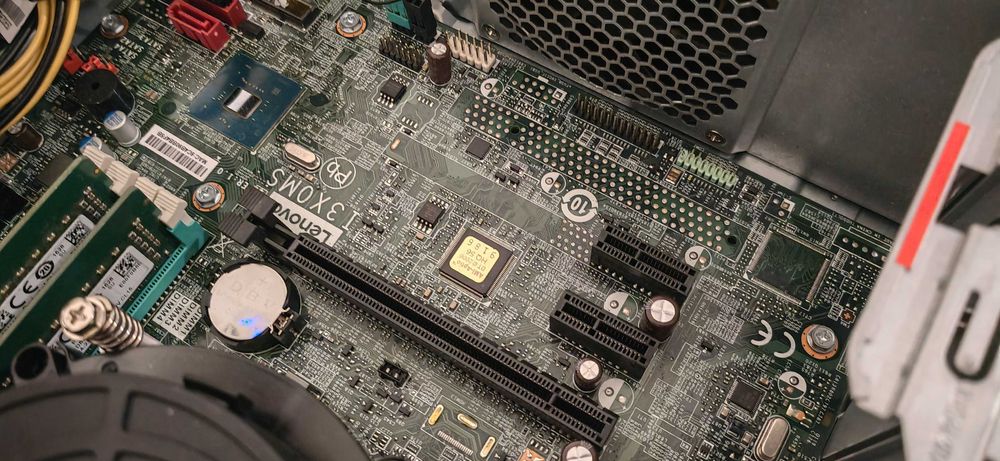 Lenovo ThinkCentre M720s SFF/Core i5-8400/16GB RAM/256GB SSD/Intel UHD