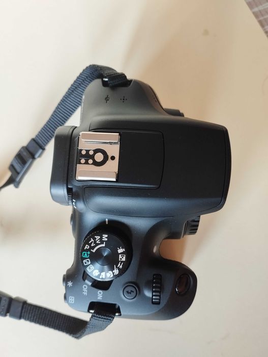 Canon EOS 1300d на около 700 кадъра.