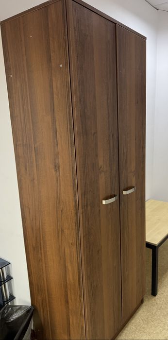 Офисная мебель (столы, шкафы)