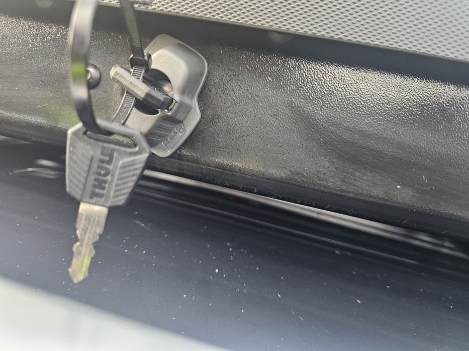 Thule roof box 480l  ( cutie de portbagaj )