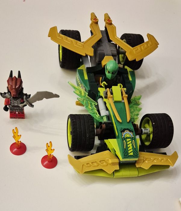 LEGO Ninjago - Masina de curse pull-back a lui Lloyd (71828)