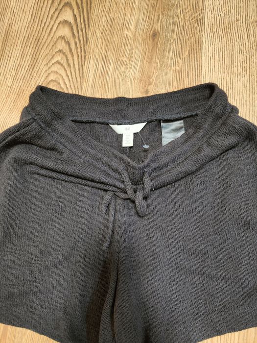 Спорно елегантни къси плетени панталони H&M в тъмносив цвят.