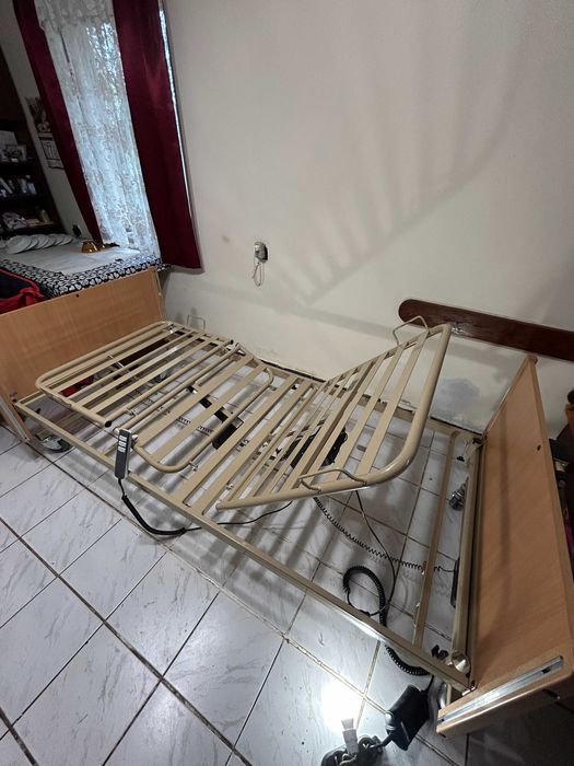 Електрическо болнично легло с актидекубитален матрак