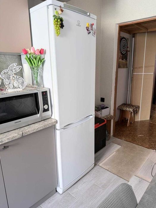 Холодильник  Indesit