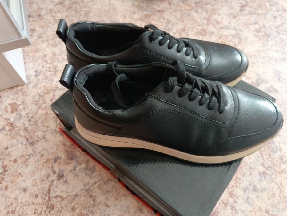 Черные кроссовки