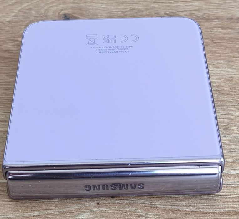 Samsung Galaxy Z Flip 3 - Pentru Piese / Placă de bază vie / Sticlă spate impecabilă