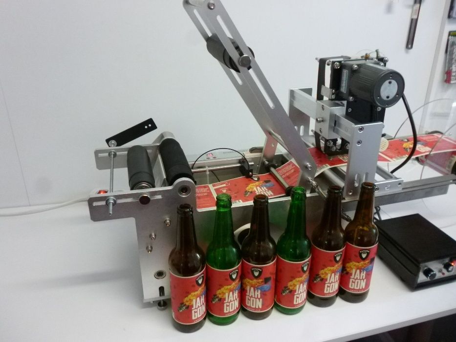 Masina etichetare sticle bere