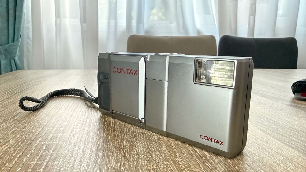 Contax T –TITAN Carl Zeiss Sonnar 38mm f/2.8 + blitz compact
