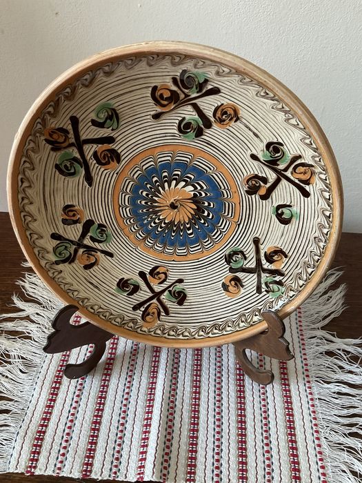 Cizme piele culoare negru,cleste,sita,telecomanda,lingurite,farfuri