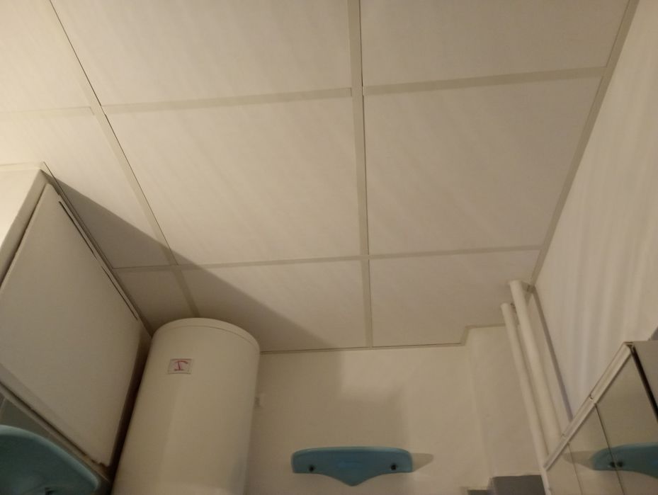 Растерен Окачен таван за баня  . Влагоустойчиви пана. Не мухлясва.