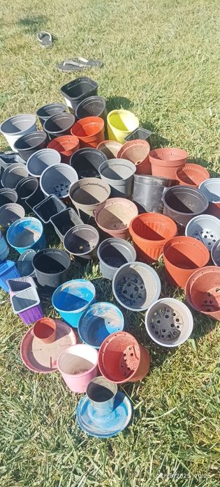 Продавам 90 бр. пластмасови саксии различни размери.