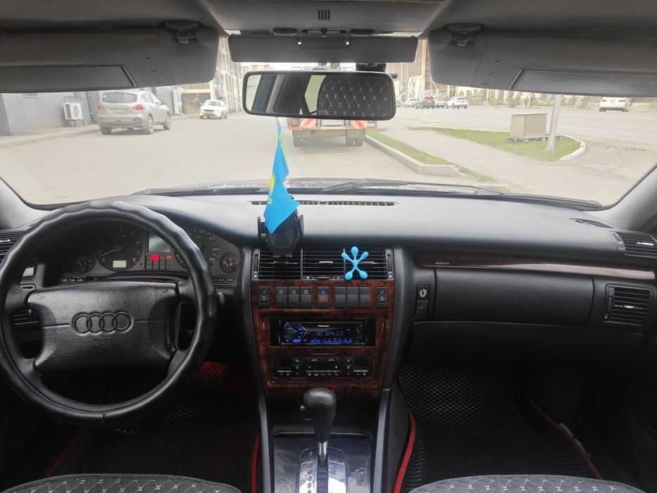 Продам Audi A8 1995г.