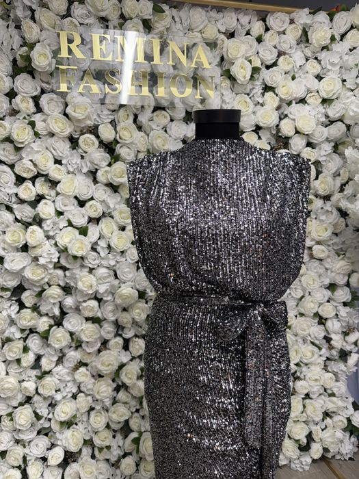 Официална рокля със сребристи пайети и колан