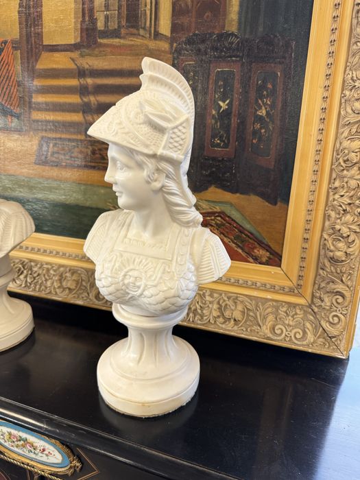 Doua busturi din praf de marmura