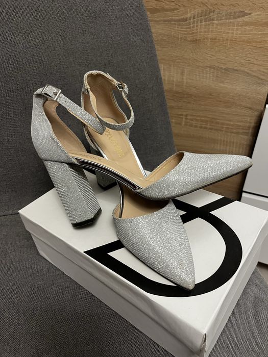 Обувки на ток сребристи