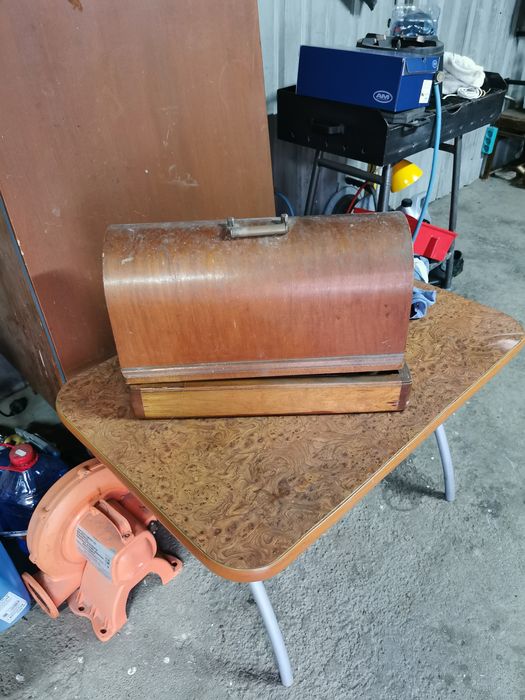 Vind 3 mașini de cusut