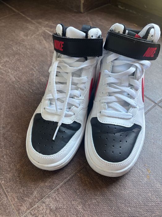 Маратонки Nike ,пробвани веднъж ,супер запазени ,но ни допаднаха!