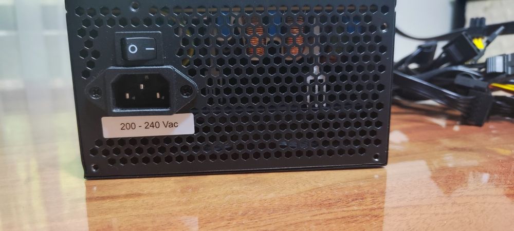 Продавам работещо захранване Aerocool Integrator MOD XT 750W