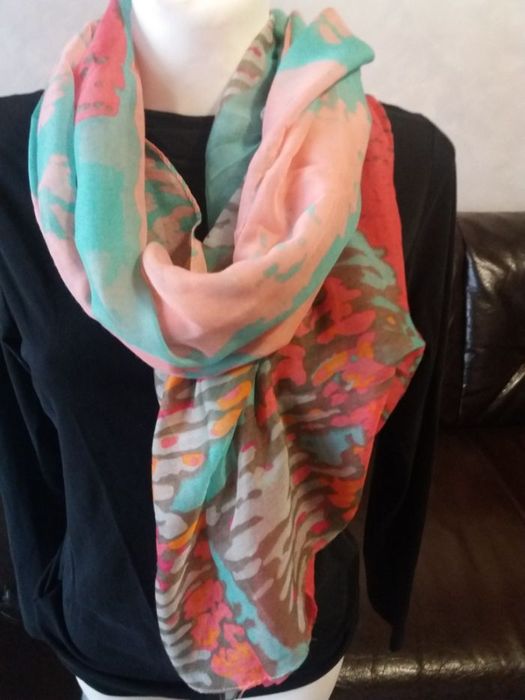 Стилен дамски шал