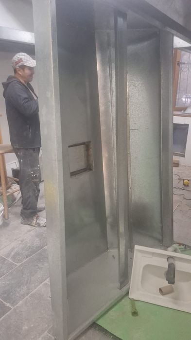 Продам  Вентилиционный зонт,вместе с решетками.