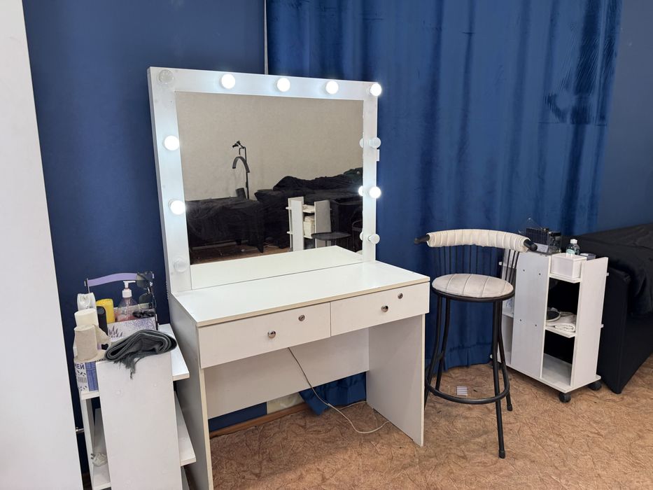Продам столик для макияжа со стульчиком