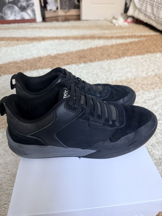 Продам мужские  кросовки