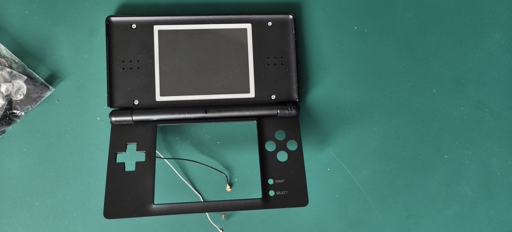 Nintendo DS Lite на части + два корпуса (черен и бял)