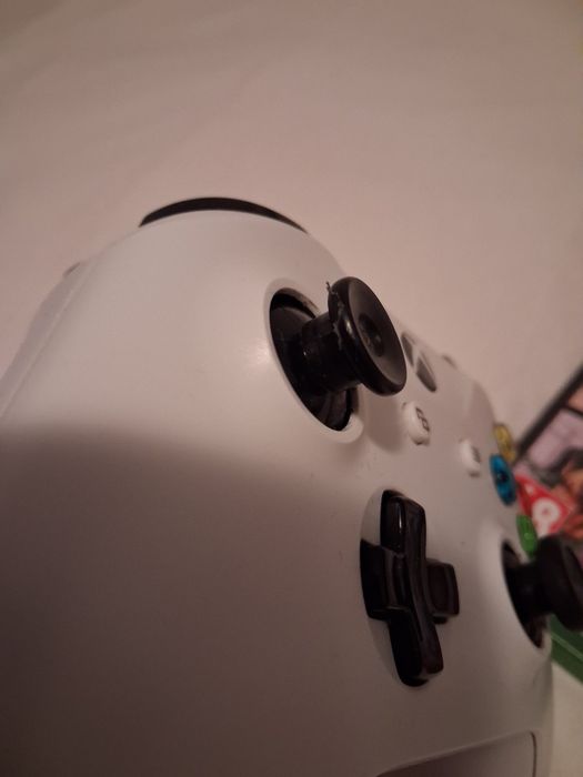 Xbox One S cu GTA 5 si o maneta