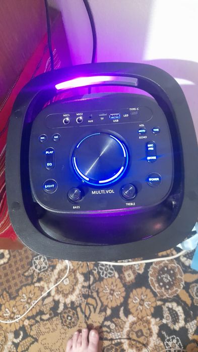 Vând boxă vizion se activează din Bluetooth are și radio