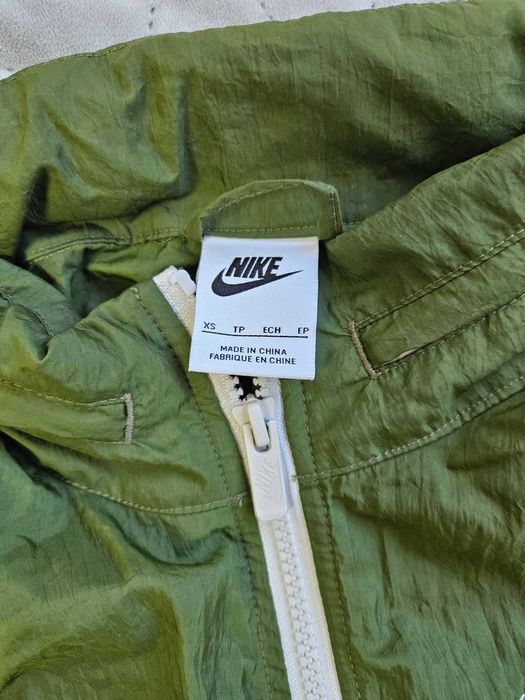 Оригинална ветровка NIKE в готин цвят
