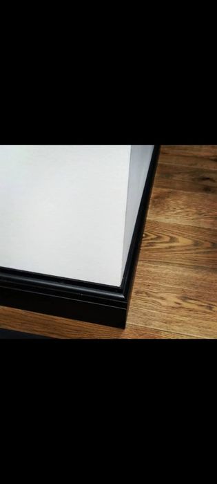 Монтаж плинтуса и декор панелей