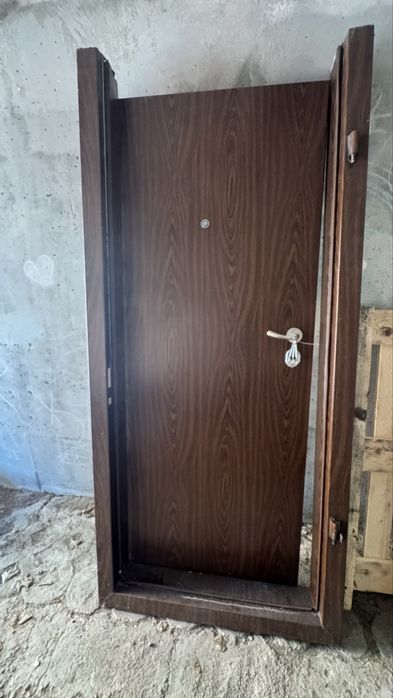 Продавам входна метална врата