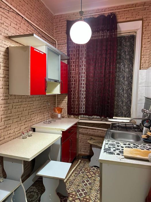 2х комнатная с мебелью и техникой в центре Чирчика! Вдоль дороги