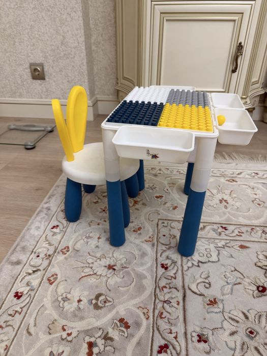 Столик с  конструктором