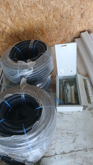 Гофра для кабеля вместе с щитком с автоматом готовый